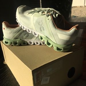 On Cloudflow NWT Aloe White Sneakers Women’s 7